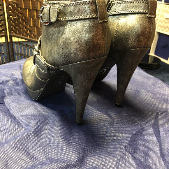 Guess 9.5 sized platform boots. Very sexy. - Picture 6 of 6